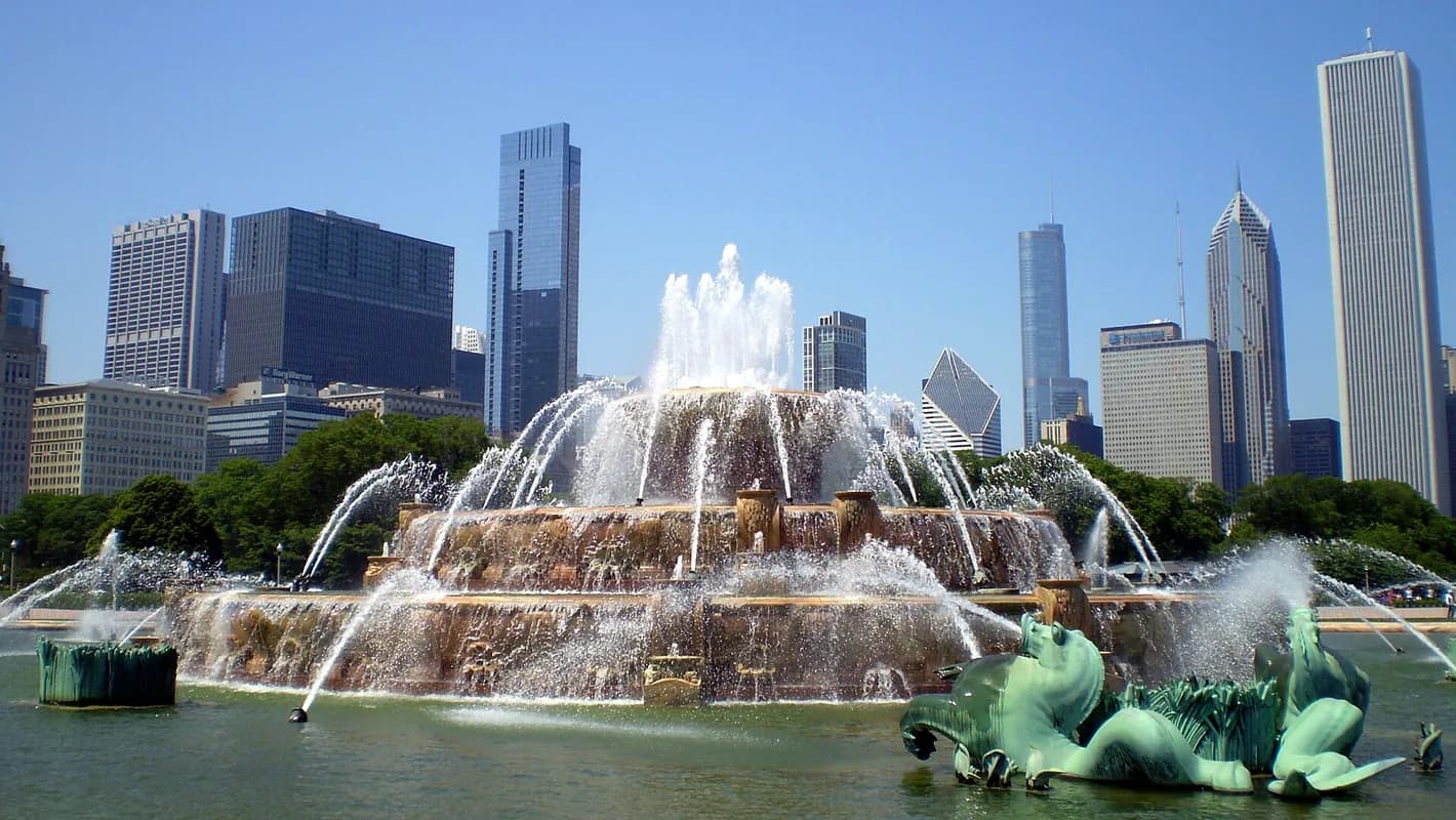 Buckingham Fountain with skyline in Chicago, Illinois