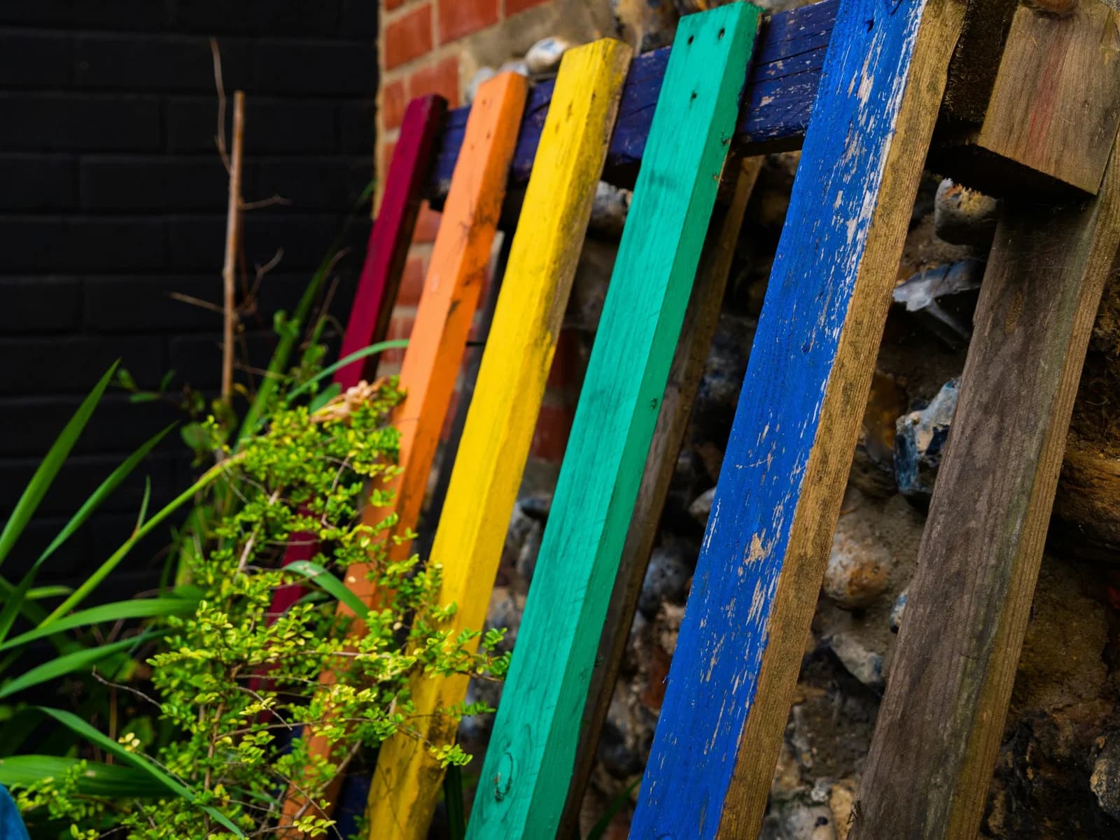 Using Wood Pallets: Creativity and Sustainability Beyond Logistics